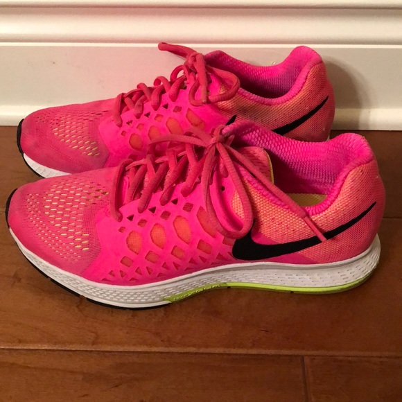 Women’s Nike Pegasus - Picture 2 of 4
